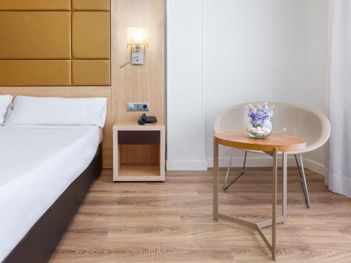 Habitación Familiar del hotel Virgen De Los Reyes. Foto 6