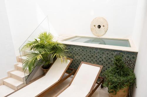 Apartamento con patio y piscina del hotel The Honest Sevilla. Foto 1