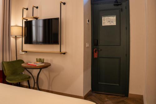 Habitación doble interior del hotel The Honest Sevilla. Foto 1