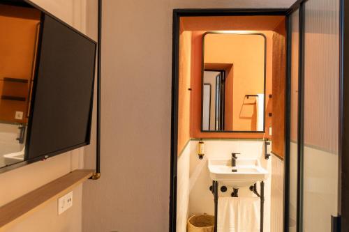 Habitación doble interior del hotel The Honest Sevilla. Foto 2