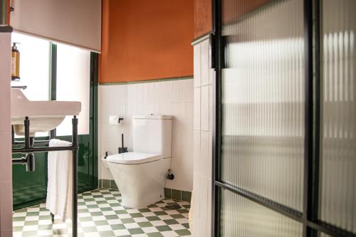 Habitación Doble Deluxe - 1 o 2 camas del hotel The Honest Sevilla. Foto 2