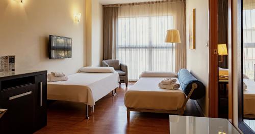 Habitación familiar Con Vistas Normal del hotel Vertice Sevilla. Foto 9