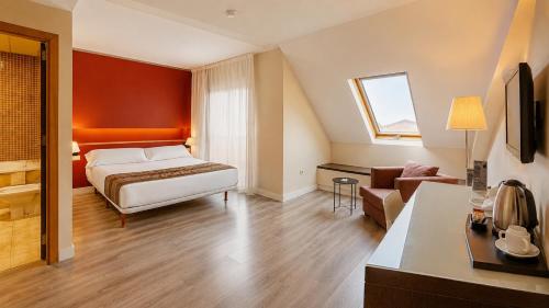 Habitación Doble Deluxe con bañera de hidromasaje - 1 o 2 camas del hotel Vertice Sevilla. Foto 6