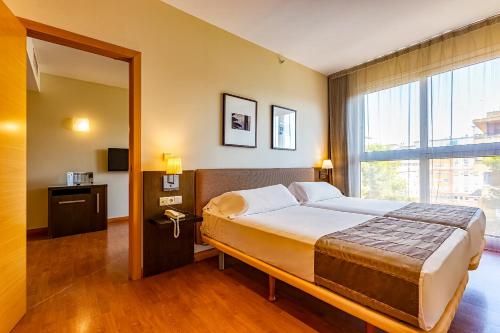 Habitación familiar Con Vistas del hotel Vertice Sevilla. Foto 6
