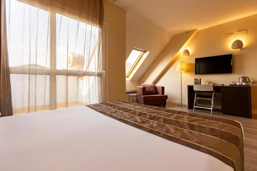 Habitación Doble Deluxe con bañera de hidromasaje - 1 o 2 camas del hotel Vertice Sevilla. Foto 2