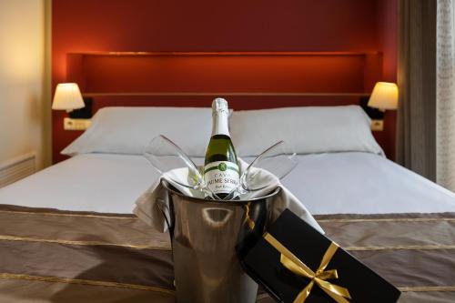 Habitación Doble Deluxe con bañera de hidromasaje - 1 o 2 camas del hotel Vertice Sevilla. Foto 7