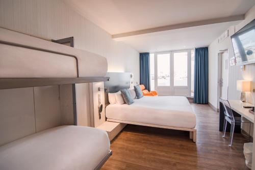 Habitación Cuádruple con balcón del hotel Petit Palace Canalejas