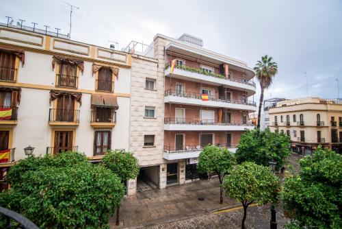 Habitación Cuádruple con balcón del hotel Petit Palace Canalejas. Foto 1