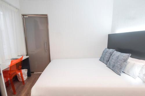 Habitación Doble Pequeña del hotel Petit Palace Canalejas. Foto 3