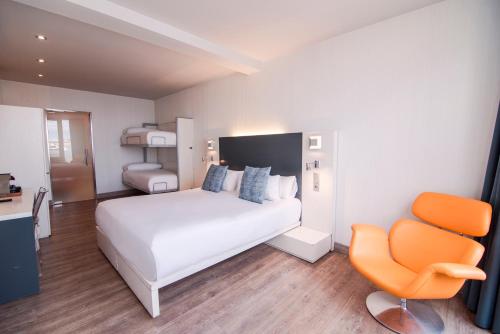 Habitación Cuádruple con balcón del hotel Petit Palace Canalejas. Foto 3