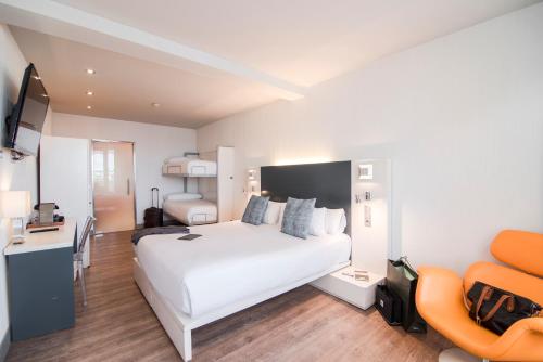 Habitación Cuádruple con balcón del hotel Petit Palace Canalejas. Foto 5