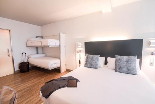 Habitación Cuádruple con balcón del hotel Petit Palace Canalejas. Foto 6