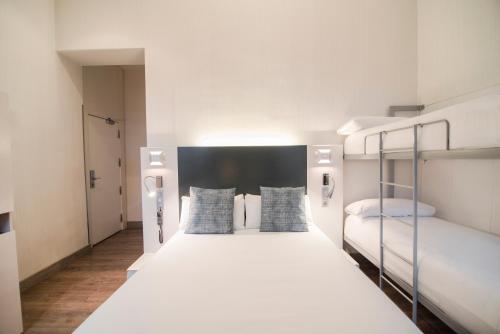 Habitación cuádruple del hotel Petit Palace Canalejas