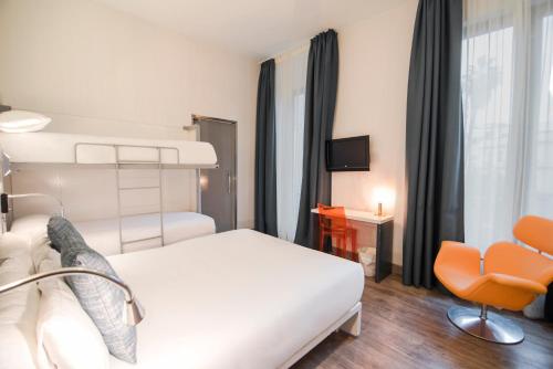 Habitación cuádruple del hotel Petit Palace Canalejas. Foto 1