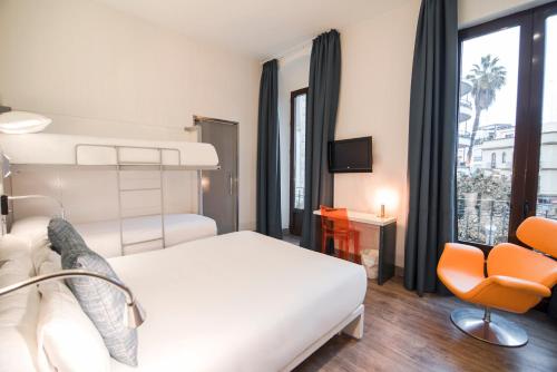 Habitación cuádruple del hotel Petit Palace Canalejas. Foto 2