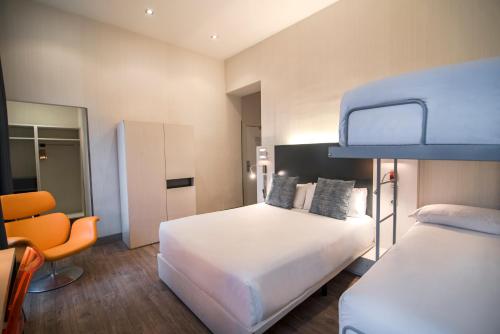 Habitación cuádruple del hotel Petit Palace Canalejas. Foto 3