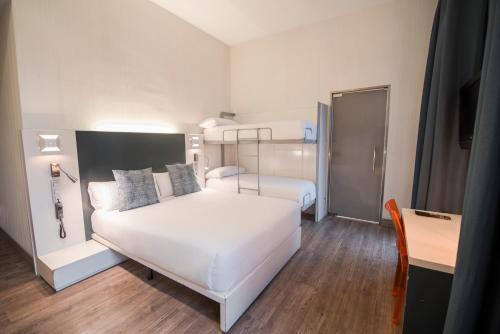 Habitación cuádruple del hotel Petit Palace Canalejas. Foto 4