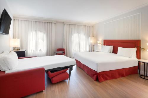 Habitación Doble Estándar con sofá cama del hotel Exe Sevilla Macarena. Foto 5