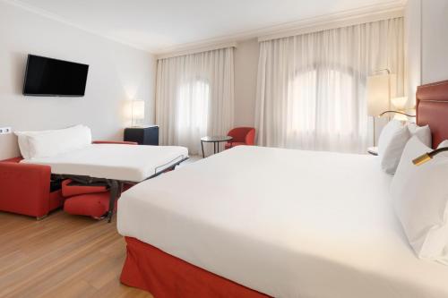 Habitación Doble con cama supletoria del hotel Exe Sevilla Macarena. Foto 3