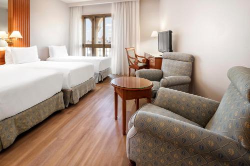 Habitación Familiar del hotel Exe Sevilla Macarena. Foto 2