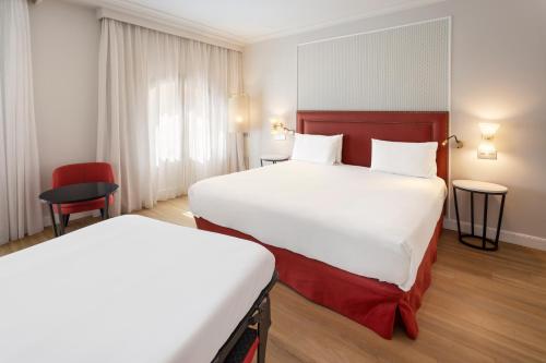 Habitación Doble Estándar con sofá cama del hotel Exe Sevilla Macarena. Foto 2