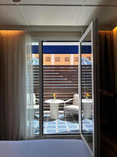 Habitación Premium con terraza del hotel Only YOU Sevilla. Foto 2