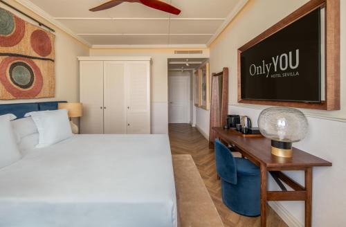Habitación Premium con terraza del hotel Only YOU Sevilla. Foto 4