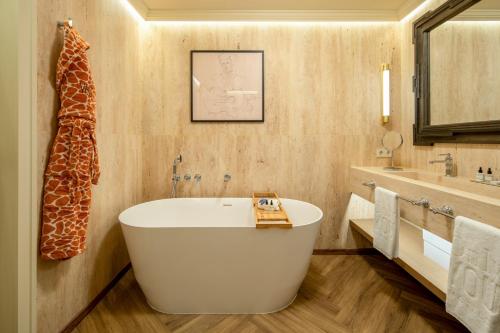 Suite Junior del hotel Only YOU Sevilla. Foto 1