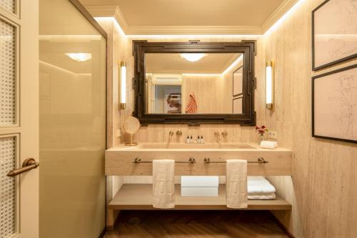 Habitación Doble Premium con bañera del hotel Only YOU Sevilla. Foto 1