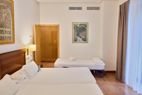 Habitación Doble con cama supletoria - 2 camas del hotel Becquer. Foto 11