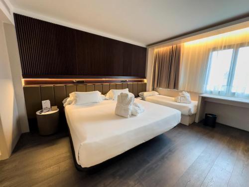 Habitación Doble con cama supletoria - 2 camas del hotel Becquer. Foto 1