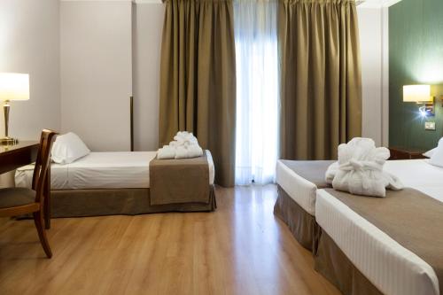 Habitación Doble con cama supletoria - 2 camas del hotel Becquer. Foto 2