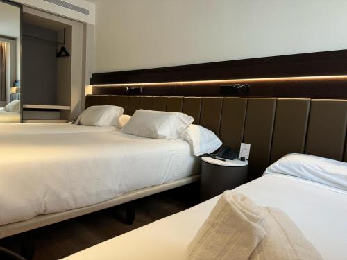 Habitación Doble con cama supletoria - 2 camas del hotel Becquer. Foto 3