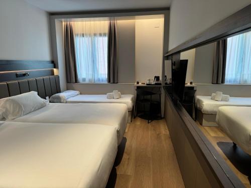 Habitación Doble con cama supletoria - 2 camas del hotel Becquer. Foto 7