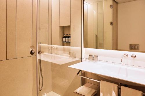 Habitación Doble Deluxe con balcón del hotel Becquer. Foto 4