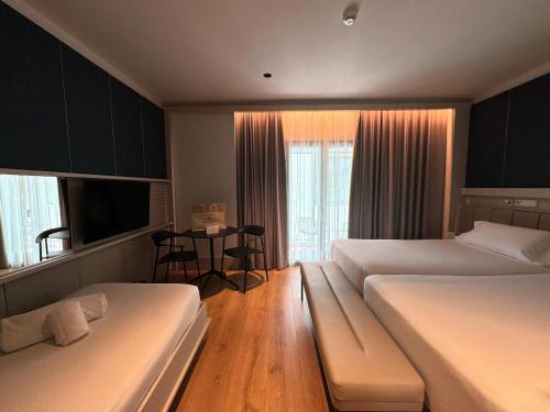 Habitación Doble Deluxe con balcón del hotel Becquer. Foto 6