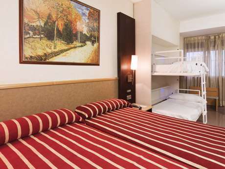 Habitación familiar del hotel Catalonia Híspalis. Foto 2