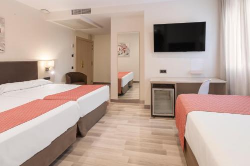 Habitación Triple del hotel Catalonia Híspalis. Foto 2