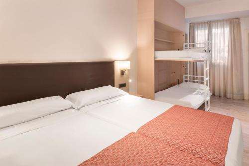 Habitación Familiar del hotel Catalonia Híspalis. Foto 1