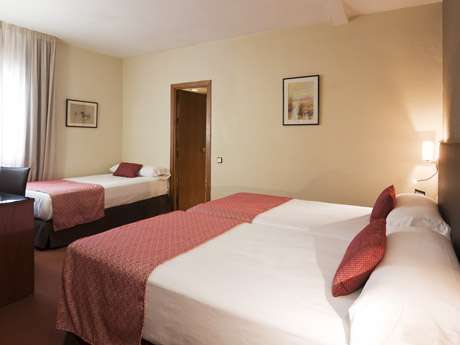 Habitación triple del hotel Catalonia Híspalis. Foto 2