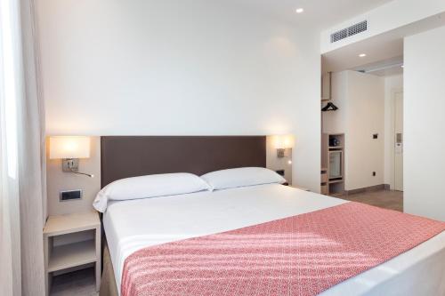 Habitación Doble con terraza del hotel Catalonia Híspalis. Foto 4