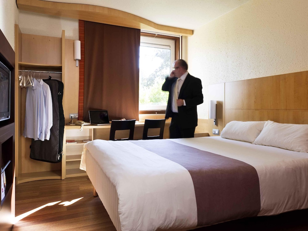 Habitación con 1 cama doble equipada con la nueva ropa de cama del hotel Ibis Brussels Expo Atomium