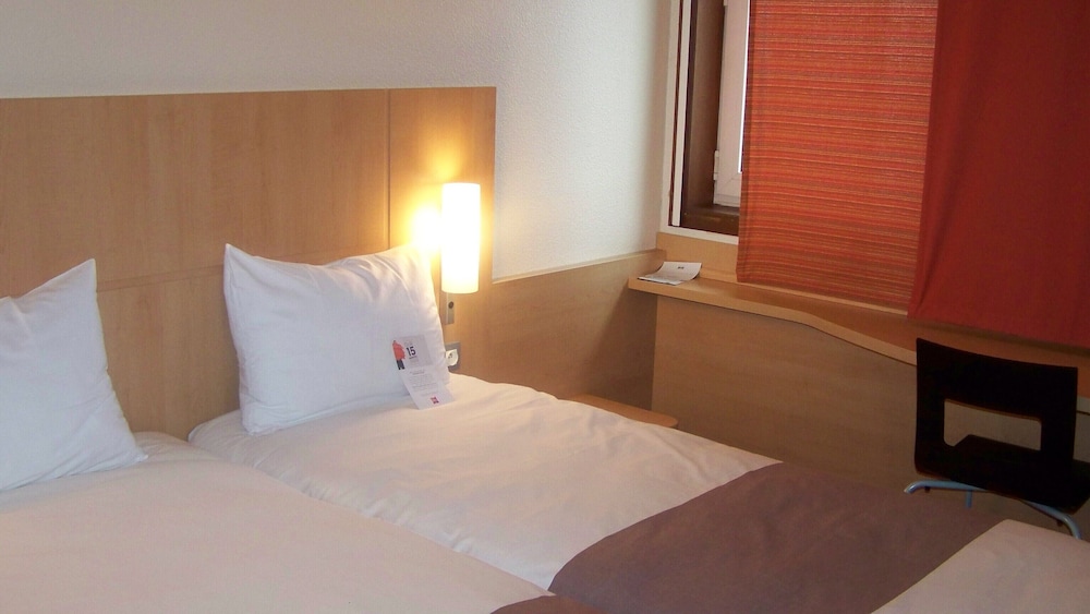 Habitación con 2 camas individuales equipada con la nueva ropa de cama del hotel Ibis Brussels Expo Atomium. Foto 1