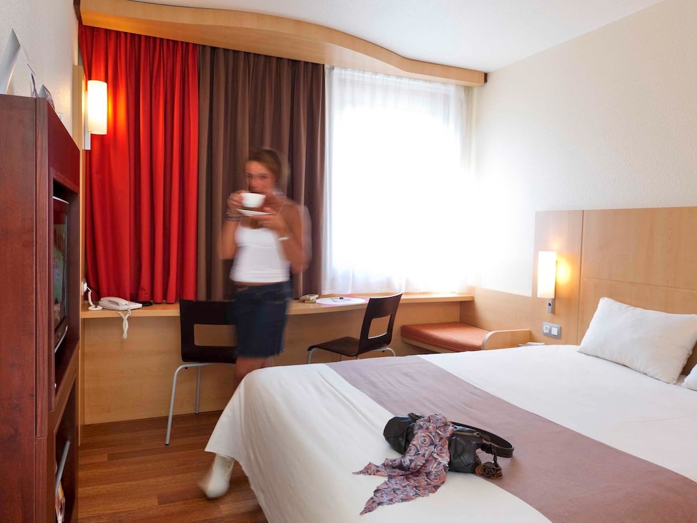 Habitación con 1 cama doble + 1 cama supletoria equipada con la nueva ropa de cama del hotel Ibis Brussels Expo Atomium. Foto 1