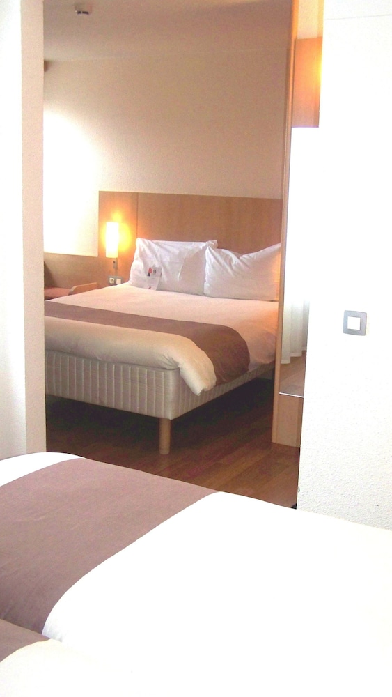 Habitación con 1 cama doble + 1 cama supletoria equipada con la nueva ropa de cama del hotel Ibis Brussels Expo Atomium. Foto 2