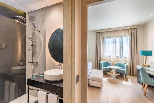 Habitación Doble Superior del hotel Occidental Sevilla Viapol. Foto 4