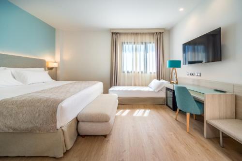 Habitación Doble Superior con cama supletoria - 2 camas del hotel Occidental Sevilla Viapol. Foto 3