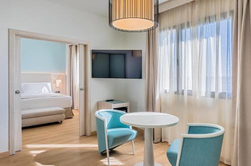 Junior Suite with sofa bed del hotel Occidental Sevilla Viapol