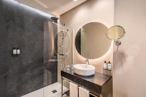Junior Suite with sofa bed del hotel Occidental Sevilla Viapol. Foto 1