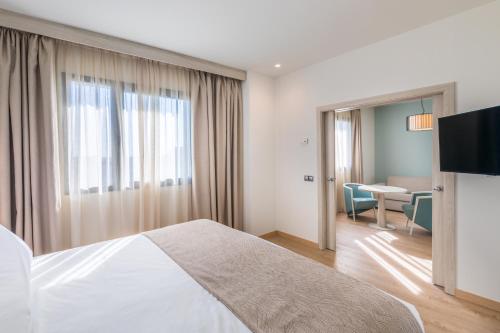 Suite Junior Familiar del hotel Occidental Sevilla Viapol. Foto 3